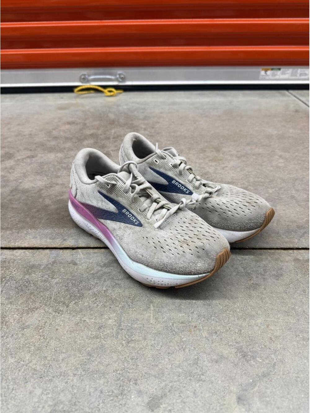 brooks ghost 16 white pink and blue running shoes size 8.5 WOMENS